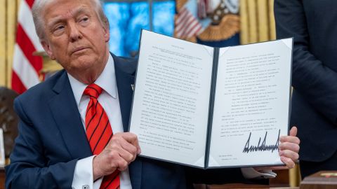 El presidente Donald Trump sostiene una orden ejecutiva firmada sobre la Ley de Prácticas Corruptas en el Extranjero en la Oficina Oval de la Casa Blanca, el lunes 10 de febrero de 2025, en Washington.