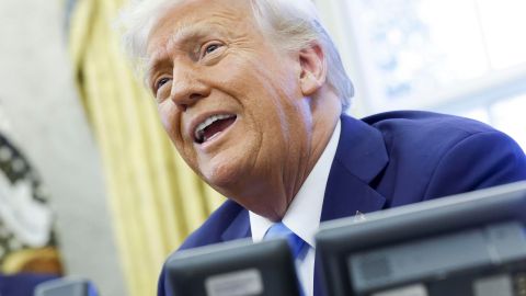 El presidente de Estados Unidos, Donald Trump, habla con periodistas mientras firma una serie de órdenes ejecutivas en la Oficina Oval de la Casa Blanca en Washington, DC, EE.UU., 04 de febrero de 2025.