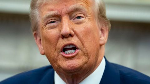 El presidente de Estados Unidos, Donald Trump, habla durante una reunión con el presidente francés, Emmanuel Macron (no en la imagen), en la Oficina Oval de la Casa Blanca, en Washington, DC, EE.UU., el 24 de febrero de 2025.