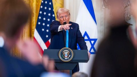 El presidente de Estados Unidos, Donald Trump, habla durante una conferencia de prensa con el primer ministro israelí, Benjamin Netanyahu (no aparece en la imagen), en la Sala Este de la Casa Blanca, en Washington, DC, EE.UU., el 04 de febrero de 2025.