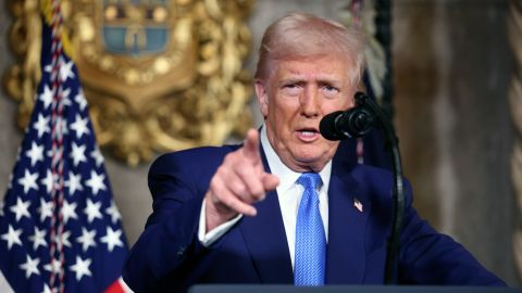 El presidente Donald Trump habla con los medios en Mar-a-Lago, el martes 18 de febrero de 2025, en Palm Beach, Florida.
