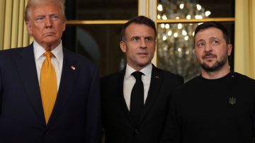 El presidente francés, Emmanuel Macron (centro), posa con el entonces presidente electo Donald Trump (izquierda) y el presidente ucraniano, Volodymyr Zelenskyy, en el Palacio del Elíseo, el sábado 7 de diciembre de 2024 en París.