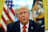 El presidente Donald Trump habla con periodistas mientras firma una orden ejecutiva en la Oficina Oval de la Casa Blanca, el lunes 10 de febrero de 2025, en Washington.