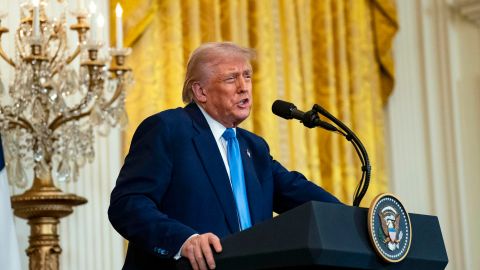 El presidente de Estados Unidos, Donald Trump, ofrece una conferencia de prensa conjunta con el presidente francés, Emmanuel Macron (no en la imagen), en la Sala Este de la Casa Blanca, en Washington, DC, EE.UU., el 24 de febrero de 2025.