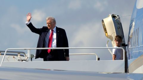 El presidente Donald Trump, a la izquierda, saluda mientras aborda el Air Force One con su nieto Theodore, el hijo de Ivanka Trump, en el Aeropuerto Internacional de Palm Beach en West Palm Beach, Florida, el domingo 9 de febrero de 2025.