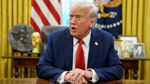 El presidente Donald Trump habla después de firmar una orden ejecutiva en la Oficina Oval de la Casa Blanca, el lunes 3 de febrero de 2025, en Washington.