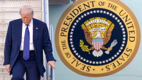 El presidente de Estados Unidos, Donald J. Trump, desembarca del Air Force One tras llegar al aeropuerto de West Palm Beach, en West Palm Beach (Florida, EE.UU.), hoy 14 de febrero de 2025.