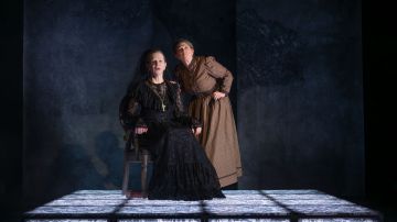 La obra transporta al espectador a la histórica Calle del Cristo, en el Viejo San Juan, donde las hermanas Hortensia, Emilia e Inés se aferran a su hogar.