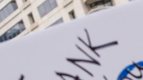 Holly Fletcher se une a ex empleados de la Agencia de los Estados Unidos para el Desarrollo Internacional (USAID) y simpatizantes durante una manifestación frente a la sede central, mientras los trabajadores despedidos o puestos en licencia recuperan sus pertenencias personales en Washington, DC, EE.UU., el 27 de febrero de 2025.
