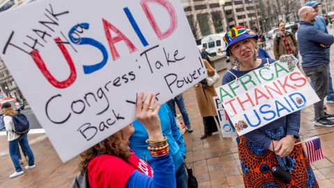 Holly Fletcher se une a ex empleados de la Agencia de los Estados Unidos para el Desarrollo Internacional (USAID) y simpatizantes durante una manifestación frente a la sede central, mientras los trabajadores despedidos o puestos en licencia recuperan sus pertenencias personales en Washington, DC, EE.UU., el 27 de febrero de 2025.