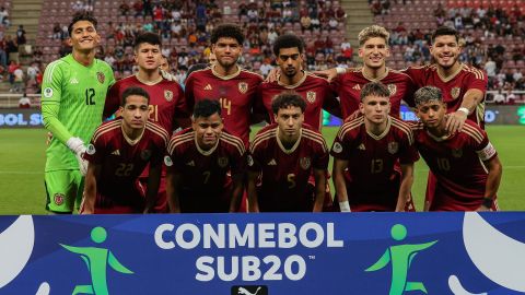 Jugadores de Venezuela forman en la previa del partido del grupo A del Campeonato Sudamericano sub-20 entre las selecciones de Venezuela y Uruguay.