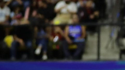 Anyelo Cisneros (i) de Venezuela disputa el balón con Felipe Haase de Chile en un partido de fase de grupos para la clasificación a Americup FIBA 2025.