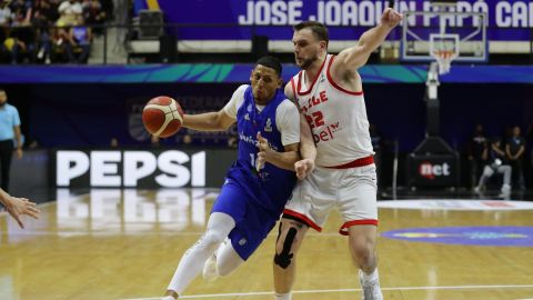 Anyelo Cisneros (i) de Venezuela disputa el balón con Felipe Haase de Chile en un partido de fase de grupos para la clasificación a Americup FIBA 2025.