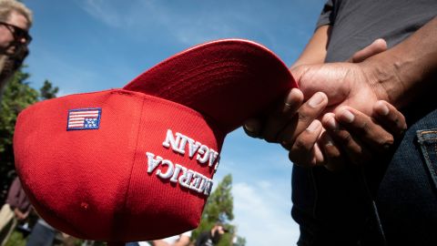 El hombre que llamó al ICE en el Walmart llevaba una gorra de "Make America Great Again". Foto referencial.