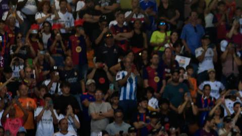 Jugadores leyendas del Real Madrid y FC Barcelona saltan al estadio Juan Ramón Loubriel en Bayamón, Puerto Rico.