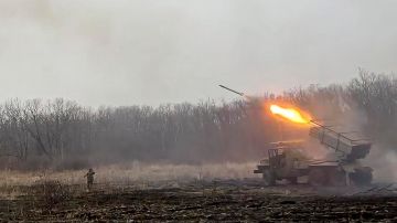 Una foto sin fecha, facilitada el 20 de marzo de 2025 por el servicio de prensa del Ministerio de Defensa ruso, muestra un lanzacohetes múltiple autopropulsado BM-21 Grad ruso disparando hacia posiciones ucranianas en un lugar no revelado de Ucrania.