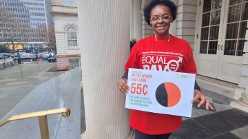 La costarricense Ingrid Brown relata como activista sindical que todos los días es testigo de injusticias salariales. Reconoce que en Nueva York hay muchos avances.