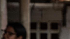 Una mujer sostiene un cartel durante una protesta en el barrio Los Pescadores este lunes, en Maracaibo (Venezuela).