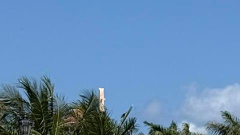 Fotografía de una vía delimitada por conos este sábado, en Palm Beach (Fl, EE.UU.).