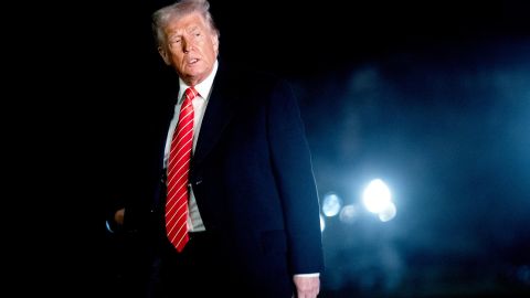 El presidente de Estados Unidos, Donald Trump, camina por el jardín sur de la Casa Blanca tras llegar en el Marine One a Washington, D.C., EE.UU., el 22 de marzo de 2025.