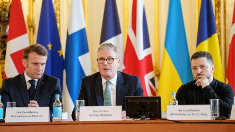 El presidente francés, Emmanuel Macron, el primer ministro británico, Keir Starmer, y el presidente ucraniano, Volodymyr Zelensky, asisten a una cumbre sobre Ucrania, en Lancaster House en Londres, Gran Bretaña, el 02 de marzo de 2025.