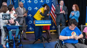 La gobernadora Kathy Hochul tiene la certeza que millones de niños, ancianos y discapacitados están en riesgo de no recibir ayuda federal.