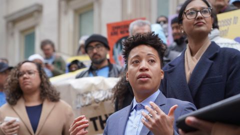 "La triste realidad es que la homofobia y la transfobia son a menudo las razones por las que los jóvenes LGBTQIA+ terminan sin hogar y en acogida”, declaró la concejal Crystal Hudson.