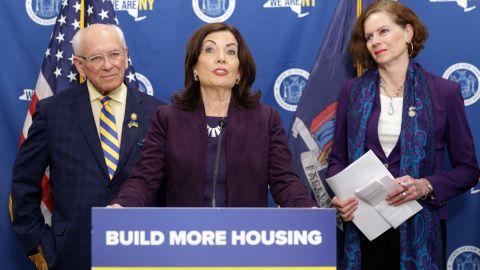El representante Paul Tonko y la gobernadora Kathy Hochul durante el anuncio del crédito fiscal federal para viviendas.