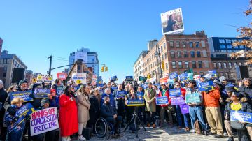 La gobernadora Hochul asegura que el programa ha bajado el tráfico y mejorado la economía del centro comercial y teatral de la ciudad de Nueva York.