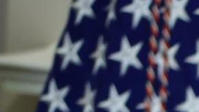 Mike Johnson, presidente de la Cámara de Representantes de los Estados Unidos, habla mientras el presidente estadounidense Donald Trump y el gobernador de Luisiana, Jeff Landry, escuchan en la Sala Roosevelt de la Casa Blanca en Washington, D.C., EE. UU., el 24 de marzo de 2025.