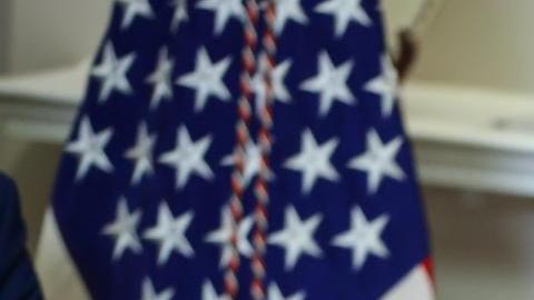 Mike Johnson, presidente de la Cámara de Representantes de los Estados Unidos, habla mientras el presidente estadounidense Donald Trump y el gobernador de Luisiana, Jeff Landry, escuchan en la Sala Roosevelt de la Casa Blanca en Washington, D.C., EE. UU., el 24 de marzo de 2025.