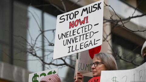 "Manden a Musk a marte", decía una de las pancartas de los manifestantes.