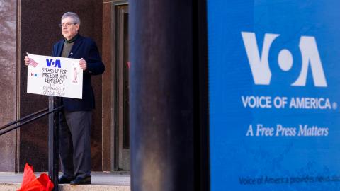 Steve Lodge, cuyo padre, Robert Lodge, fue corresponsal de la Voz de América (VOA), protesta frente a la sede de la VOA en Washington, D.C., EE. UU., el 17 de marzo de 2025.