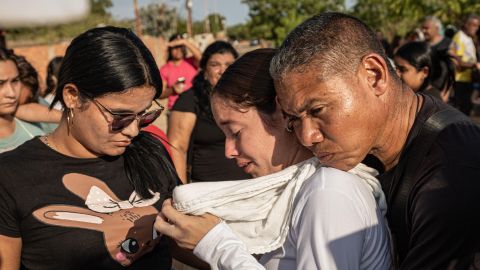 Familiares de los venezolanos deportados a El Salvador participan en una protesta en el barrio Los Pescadores este lunes, en Maracaibo (Venezuela).