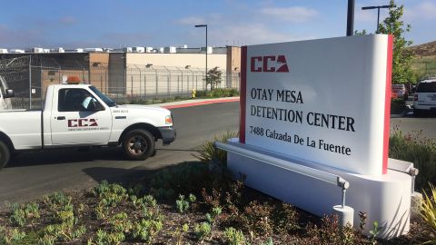 Desmantelan el centro de detención Otay Mesa por el poco flujo de migrantes.