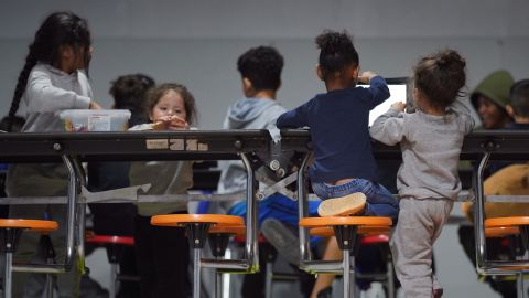 Los demócratas aseguran que la política es cruel y devastadora para los niños.
