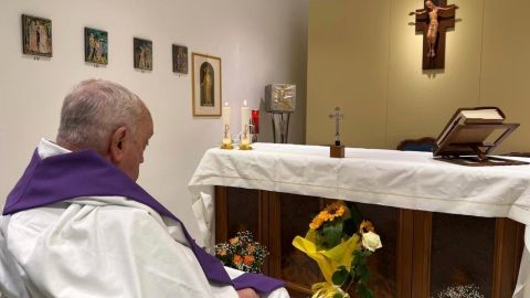 El Papa Francisco asiste a la capilla del décimo piso del hospital Gamelli casi todos los días.