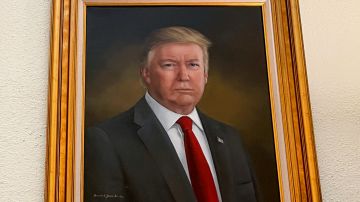 Trump quiere que quiten su retrato, el cual está junto al de más presidentes.