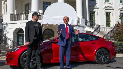 Trump ofreció una rueda de prensa donde mostró uno de los autos Tesla, que podría comprar como apoyo a Musk.