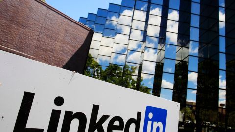 LinkedIn recomienda a quienes buscan trabajo utilizar palabras clave específicas de la industria en la que buscan empleo.