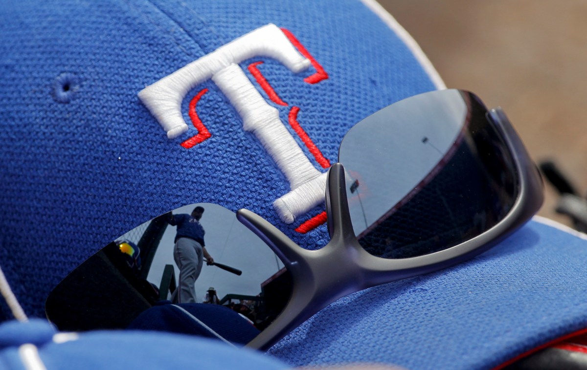 Suspenden venta de gorra de Texas Rangers por mostrar palabra vulgar en español