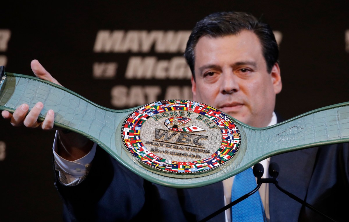 Mauricio Sulaimán se pronuncia tras el gesto del Canelo y Turki con el cinturón del CMB
