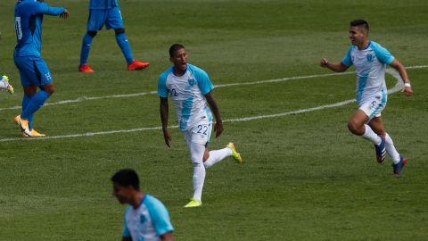 Jugadores de Guatemala celebran un gol durante partido amistoso ante Honduras.