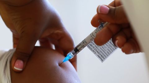 Vacuna contra la COVID-19 Johnson and Johnson a una persona en Sudáfrica