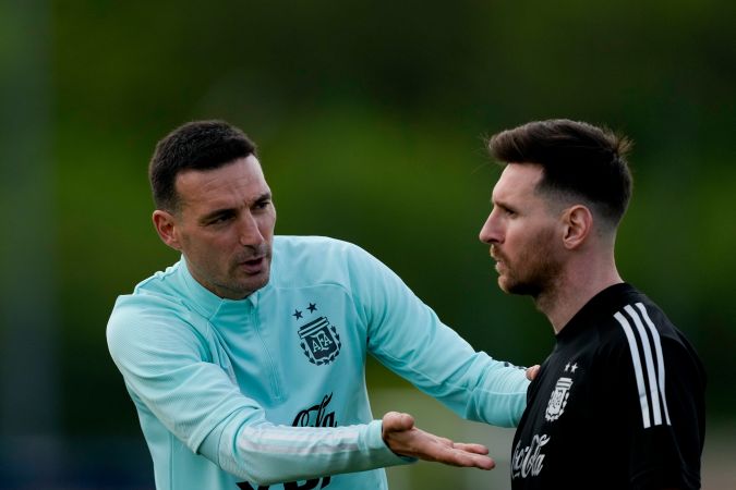 Lionel Scaloni y Lionel Messi quieren seguir manteniendo a Argentina en el liderato de Conmebol.