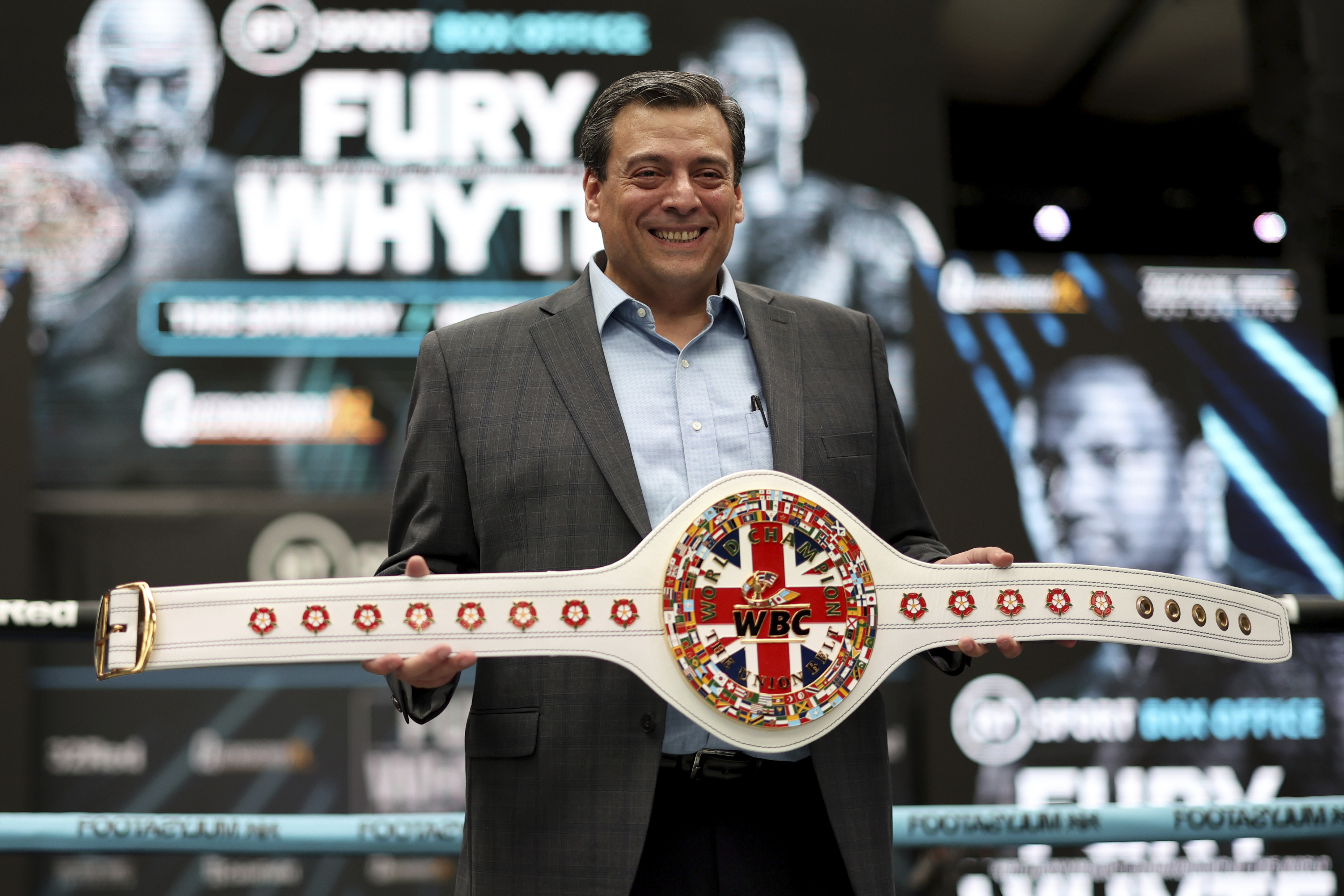 Mauricio Sulaimán resalta que es un riesgo el cambio de horario en la pelea.