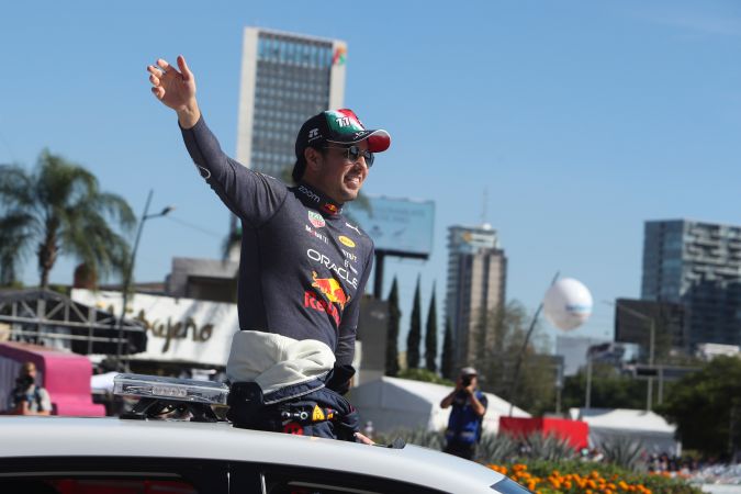 Checo Pérez podría regresar a la Fórmula 1 con Cadillac.