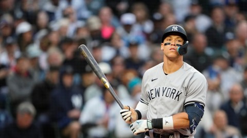 Aaron Judge toma turno durante un encuentro ante Seattle Mariners.