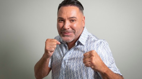 Óscar de la Hoya lanza advertencia a Terence Crawford por su pelea.