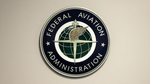 La FAA estipuló en un comunicado que se restringirán permanentemente las operaciones de helicópteros no esenciales en las cercanías del aeropuerto Ronald Reagan.